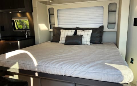 (The Glamper Camper) Airstream Atlas- Nicest Campe