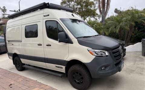 Aventure Van-Winnebago Revel