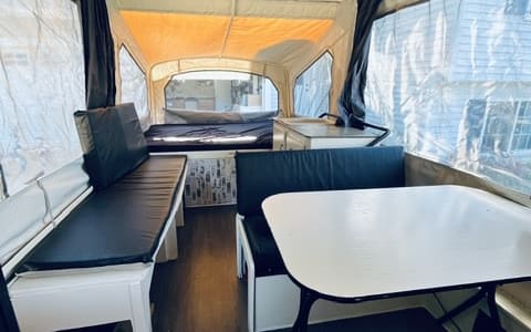 Beautifully Restored Vintage Pop-Up – 1989 Coleman