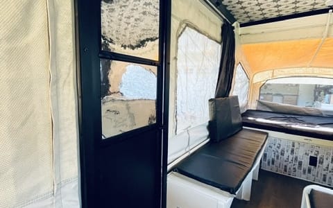 Beautifully Restored Vintage Pop-Up – 1989 Coleman