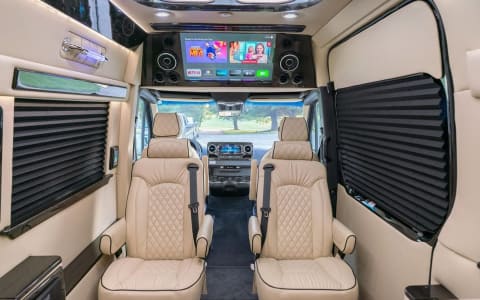 2024 Ultimate Toys Ultimate Coach (NEW LISTING)