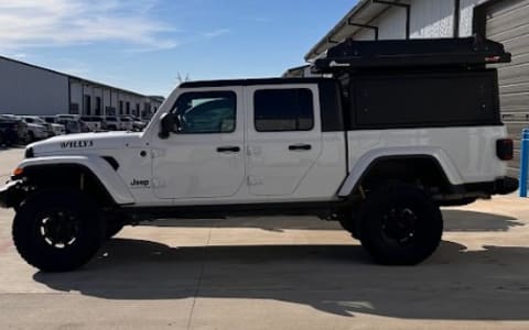 Gladiator Willys with 23Zero RTT