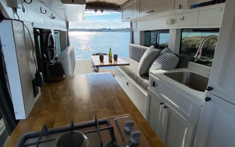 24/7 Heat, Panoramic Windows, Queen bed, Full Kitc