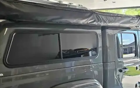 Rhino-Rack Batwing 270 awning right side.