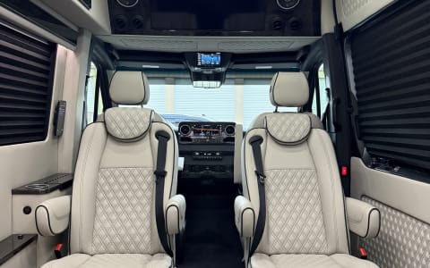 Luxe Liner Getaways - 2025 Mercedes Benz V Cruise