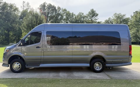 Luxe Liner Getaways - 2025 Mercedes Benz V Cruise