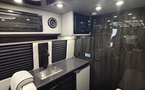 Luxe Liner Getaways - 2025 Mercedes Benz V Cruise