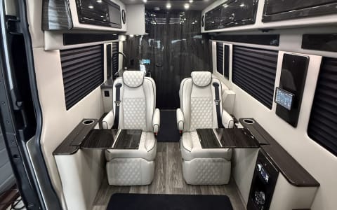Luxe Liner Getaways - 2025 Mercedes Benz V Cruise