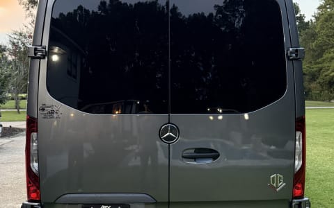 Luxe Liner Getaways - 2025 Mercedes Benz V Cruise