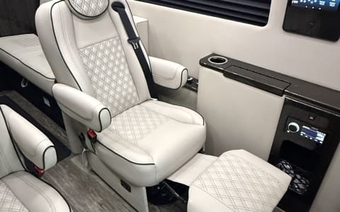 Luxe Liner Getaways - 2025 Mercedes Benz V Cruise