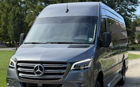 Luxe Liner Getaways - 2025 Mercedes Benz V Cruise