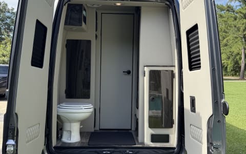 Luxe Liner Getaways - 2025 Mercedes Benz V Cruise