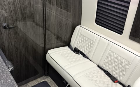 Luxe Liner Getaways - 2025 Mercedes Benz V Cruise