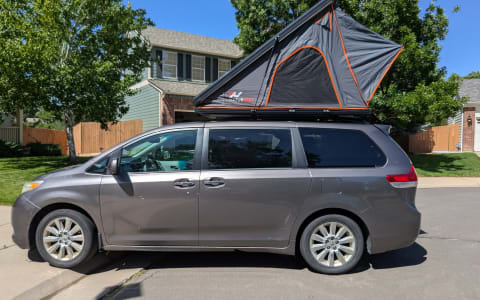 12 Toyota Sienna with Naturnest Rooftop Tent