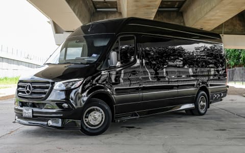 Ultimate Toys Ultimate Coach VIP 10 Passenger Trav