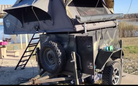 Overlanding trailer with rooftop tent