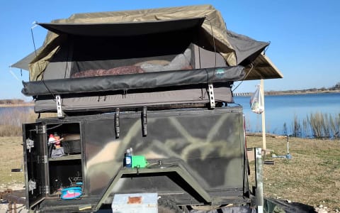 Overlanding trailer with rooftop tent