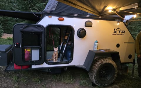 Off grid Adventure Camper! Sleeps 4