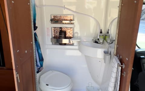 ROADTREK - full hookups, indoor shower, flushable ROADTREK - full hookups, indoor shower, flushable