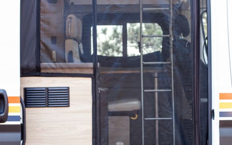 “Hummingbird” The family camper van - seats/sleeps