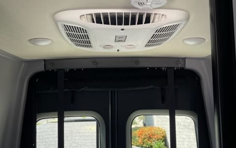 2023 Winnebago Revel 4X4 Diesel OFF RD8
