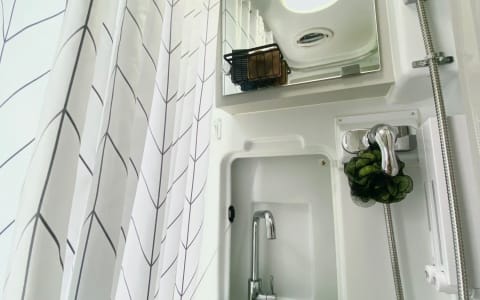 Luxury Van Getaway - Indoor & Outdoor HOT shower/t