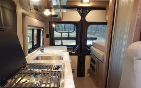 Fröggy the turtle top, FULL amenities! --Chicago-