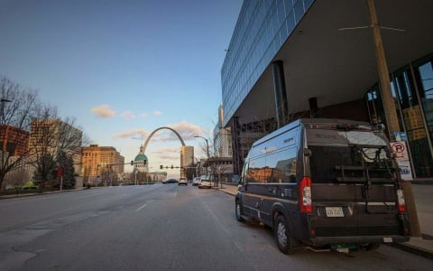 Fröggy the turtle top, FULL amenities! --Chicago-