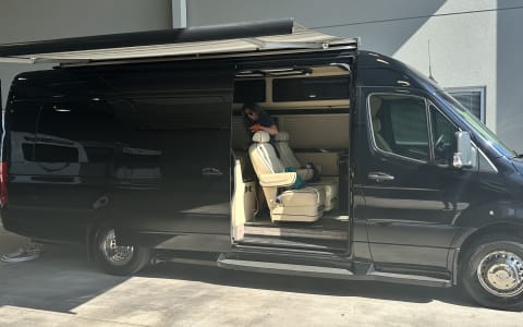 ULTIMATE TOYS LUXURY RV 10 PAX FULLY LOADED BATH/K