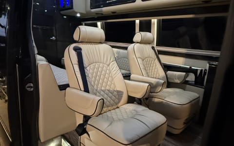 ULTIMATE TOYS LUXURY RV 10 PAX FULLY LOADED BATH/K