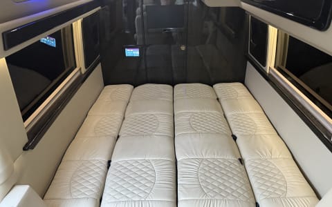 ULTIMATE TOYS LUXURY RV 10 PAX FULLY LOADED BATH/K