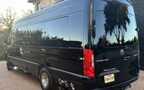ULTIMATE TOYS LUXURY RV 10 PAX FULLY LOADED BATH/K