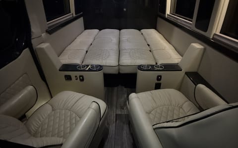 ULTIMATE TOYS LUXURY RV 10 PAX FULLY LOADED BATH/K
