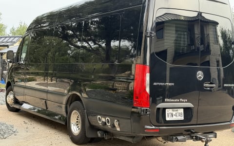 ULTIMATE TOYS LUXURY RV 10 PAX FULLY LOADED BATH/K