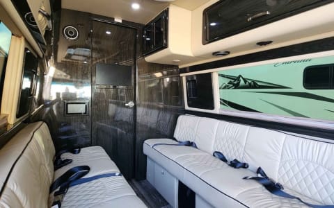 ULTIMATE TOYS LUXURY RV 10 PAX FULLY LOADED BATH/K