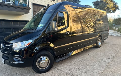 ULTIMATE TOYS LUXURY RV 10 PAX FULLY LOADED BATH/K