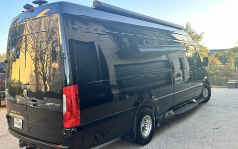 ULTIMATE TOYS LUXURY RV 10 PAX FULLY LOADED BATH/K