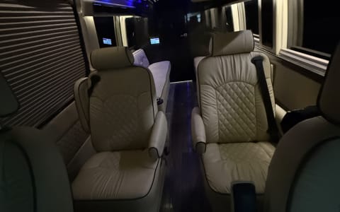 ULTIMATE TOYS LUXURY RV 10 PAX FULLY LOADED BATH/K