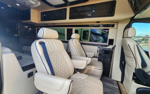 ULTIMATE TOYS LUXURY RV 10 PAX FULLY LOADED BATH/K