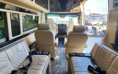 ULTIMATE TOYS LUXURY RV 10 PAX FULLY LOADED BATH/K