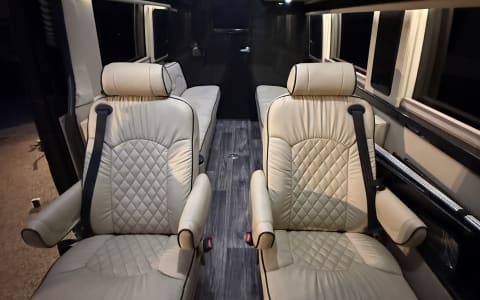 ULTIMATE TOYS LUXURY RV 10 PAX FULLY LOADED BATH/K