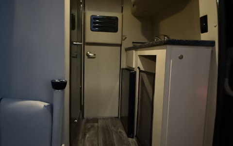 ULTIMATE TOYS LUXURY RV 10 PAX FULLY LOADED BATH/K