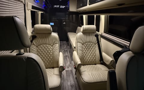 ULTIMATE TOYS LUXURY RV 10 PAX FULLY LOADED BATH/K
