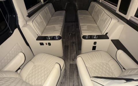 ULTIMATE TOYS LUXURY RV 10 PAX FULLY LOADED BATH/K