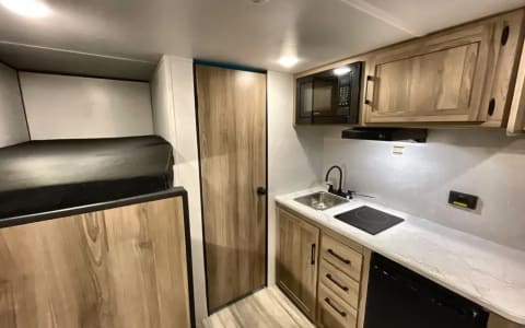 Cozy Compact Camper – Adventure Ready!