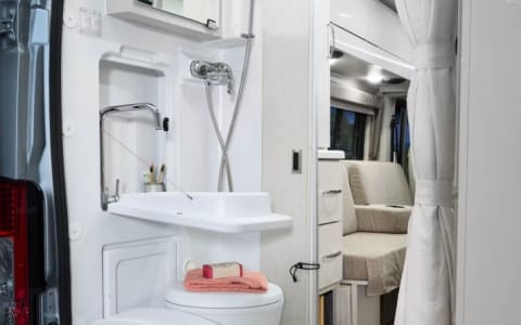 Urban Freedom: The 18ft Premium-Equipped RV Sanctu