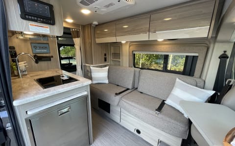 Urban Freedom: The 18ft Premium-Equipped RV Sanctu