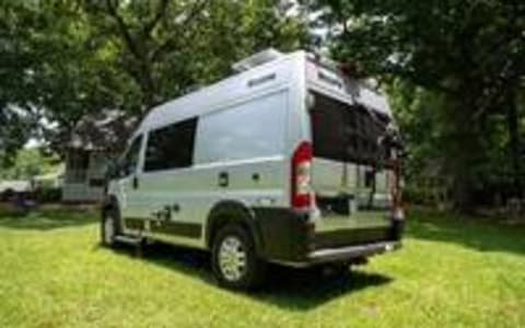 Urban Freedom: The 18ft Premium-Equipped RV Sanctu