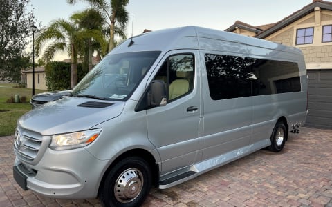2023 Ultimate Toys Coach Sprinter Van