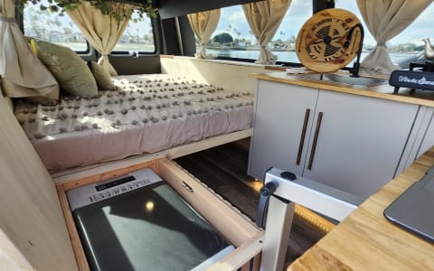 Adventure-Ready Luxury Campervan – Off-Grid, Fresh